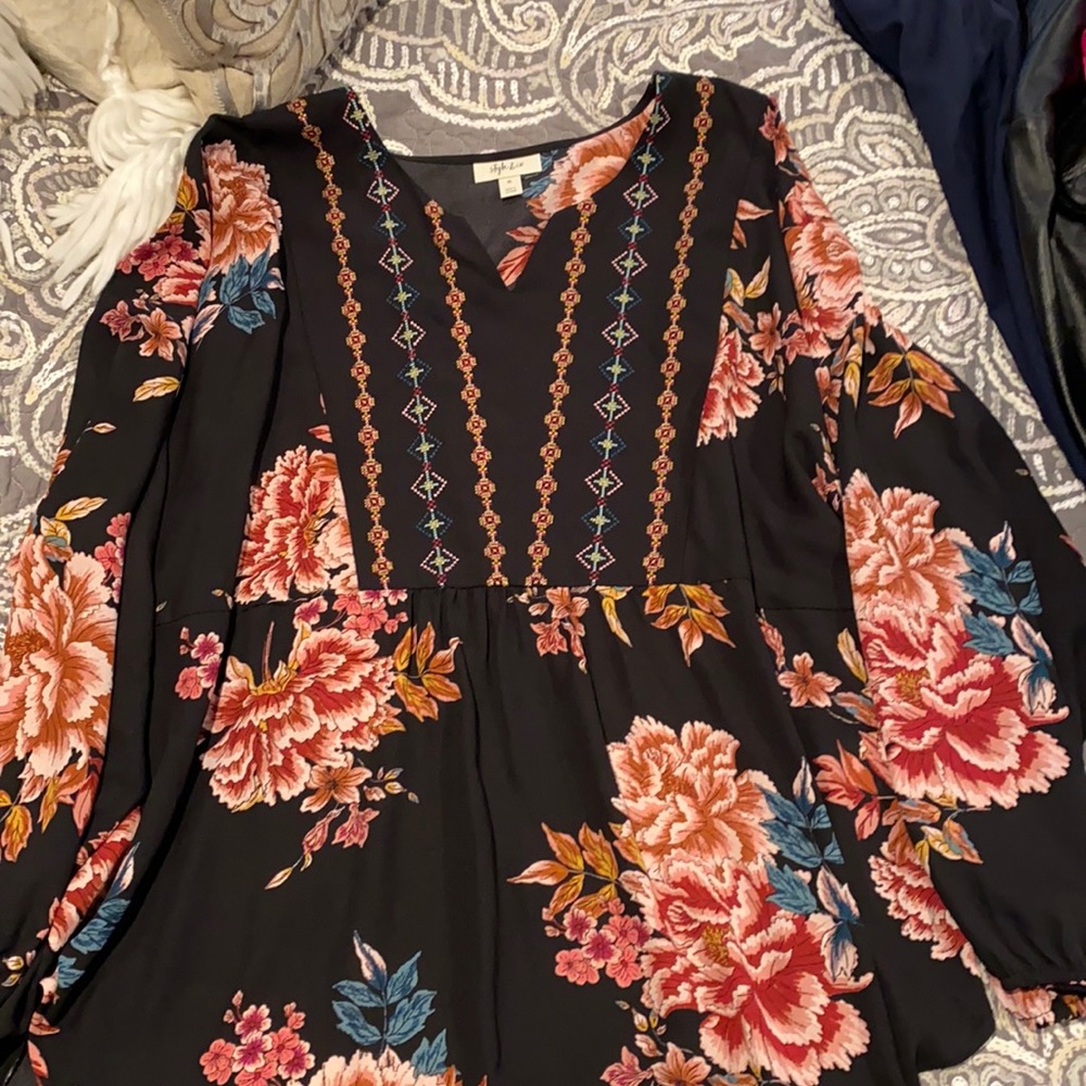 Ladies pretty flowey blouse